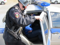 В Архангельске задержали водителя без прав и нашли при нём наркотики
