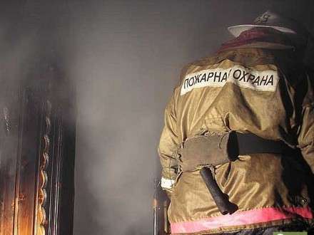 Из-за уличного фонаря загорелась обшивка дома в Архангельске