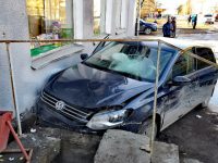 В центре Архангельска машина протаранила крыльцо магазина