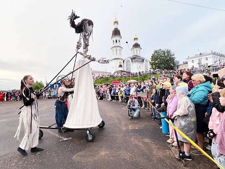 В Архангельске стартовал фестиваль уличных театров