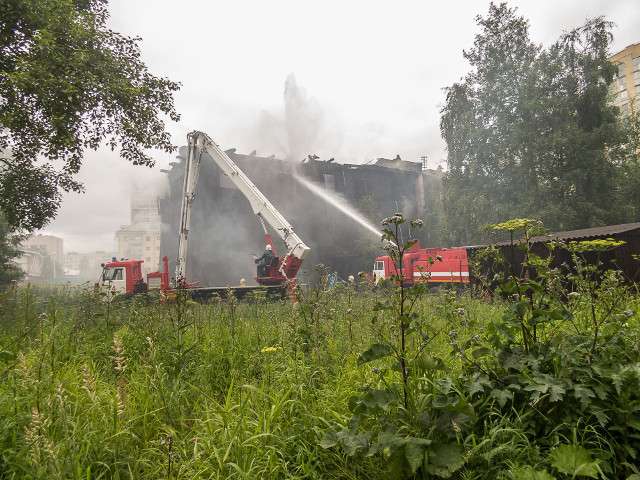 После пожара: эксперты анализируют вчерашнее возгорание деревянного дома в центре Архангельска