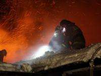 В Северодвинске пожарные спилили несколько тополей, чтобы спасти прибежище бродяг от огня