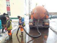 Четыре машины сосут ил и воду на улицах Архангельска