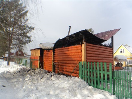 Из-за перекала печи в бане начался пожар