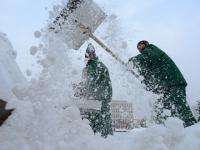 В Архангельск убирают последствия снегопада