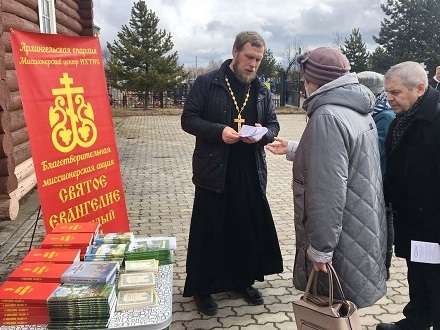 Возле кладбища в Архангельске священник раздавал Евангелие
