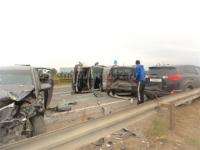 В Котласе микроавтобус врезался в припаркованные автомобили