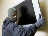 В Северодвинске "по горячим следам" полицейские нашли похитителей телевизора
