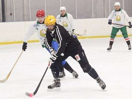 Северодвинск вырвался в лидеры по мини-хоккею с мячом