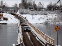 В Вельске закрыли движение по временному мосту через реку Вага 