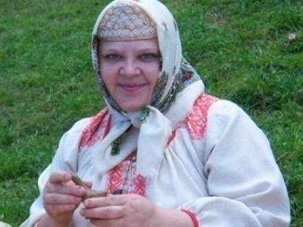 Жительница Каргополя лепит из глины фигурки врачей