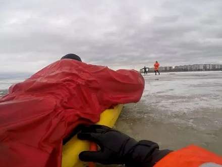 Спасатели Северодвинска учатся ползти на досках