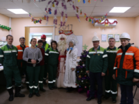 Сотрудников ЦБК в Коряжме навестили Дед Мороз и Снегурочка