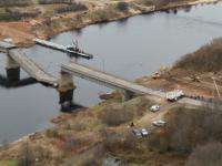 Спасатели в Вельске за день установили более половины моста через реку 