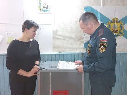 В Шенкурске пожарные проверяют пути эвакуации с избирательных участков