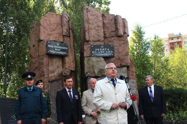 В Архангельское небо запустили белые шары в память о жертвах террора 