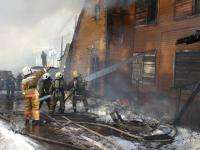 Деревянный двухэтажный жилой дом сгорел в центре Архангельска 