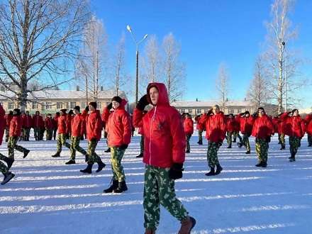 Учебные военные сборы посетили 175 школьников Архангельска