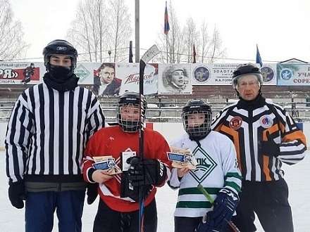 Победу на льду Вельска одержали юные хоккеисты из Ярославля