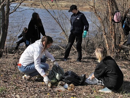 Активисты в Северодвинске убрали мусор на берегу Театрального озера