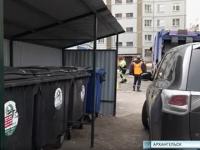 В Архангельске неправильно припаркованные машины мешают вывозу мусора