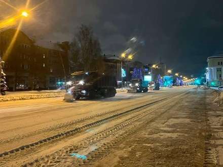 На борьбу со снегопадом в Архангельске вышли 25 дорожных рабочих