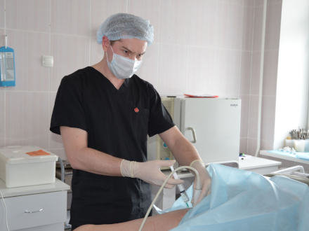 В областной больнице Архангельска врачи впервые провели операцию по лечению варикоза в амбулаторных условиях