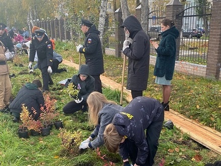 Моряки атомного крейсера высадили в Северодвинске японскую спирею