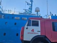Пожар на судне «Григорий Михеев» усмирили в Архангельске