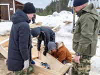 В Поморье школьников учат плотницкому мастерству
