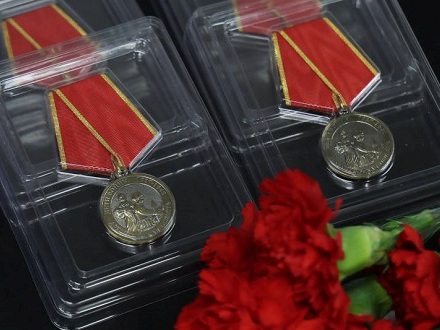 В Архангельске вручили порядка 900 нагрудных знаков «Дети войны»