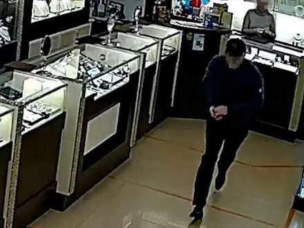Мужчина в Архангельске сбежал из магазина с золотой цепочкой