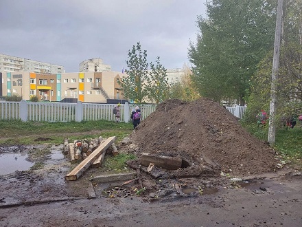 Мэр Северодвинска проверил уборку возле двух домов с номерами 13