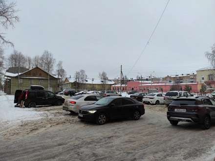 Северодвинцев попросили отогнать машины с парковки на Лесной