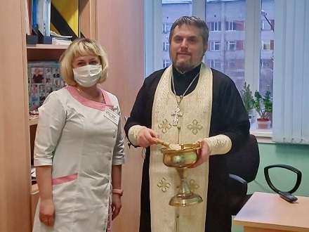 Паллиативное отделение в Архангельске окропили крещенской водой