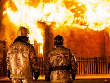 Хозпостройки в центре Архангельска полыхнули диким факелом
