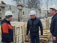 В Красноборске завершается возведение дома для переселенцев