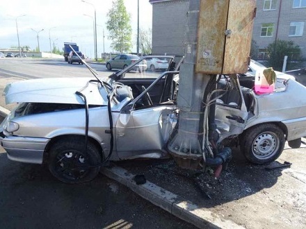 Автомобиль марки ВАЗ в Архангельске врезался в световую опору