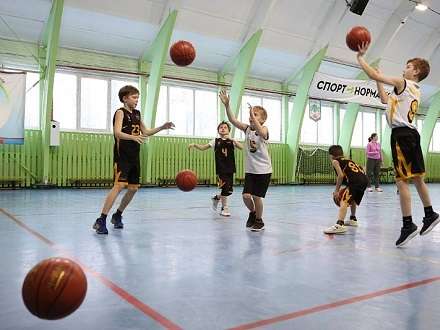 Юным спортсменам Поморья передали 160 баскетбольных мячей