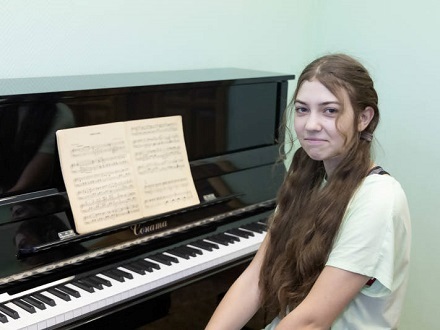 Для школы на юге Архангельска приобрели 13 пианино