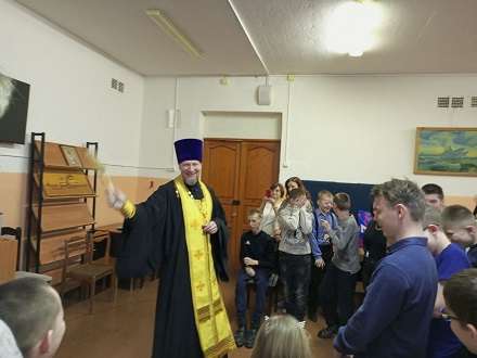Социальные учреждения Северодвинска посетил священник