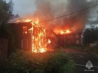 Ночью на Розы Люксембург в Архангельске сгорел деревянный дом