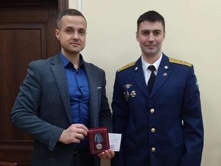 Директору школы в Уйме вручили медаль Союза десантников России