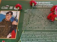 В школах Архангельской области устанавливают «Парты Героев»