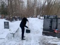 Осужденные в Архангельске убрали снег у мемориала погибшим воинам
