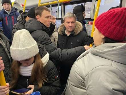 Власти Архангельска опубликовали фото мэра в автобусе