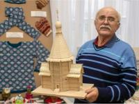 Северодвинец подарил музею в Верхней Тойме макет легендарного храма