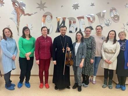 Священник из Архангельска сыграл на скрипке в детском саду