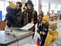 В Архангельске многодетная семья приняла участие в голосовании