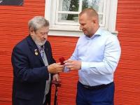 Писателю Владимиру Личутину вручили нагрудный знак «За заслуги перед Мезенским округом»